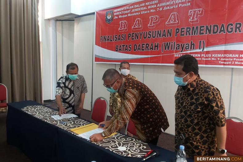 Walikota Payakumbuh Riza Falepi saat penyusunan Permendagri batas daerah di Jakarta.