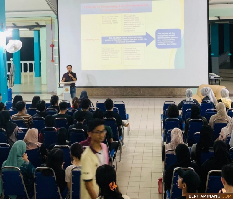 Prof. Indrayuda, S.Pd.M.Pd., Ph.D., dosen tetap pada Departemen Pendidikan Seni Drama, Tari dan Musik, Fakultas Bahasa dan Seni UNP, ketika memberikan kuliah di Universiti Malaya. Foto: Dok.ET