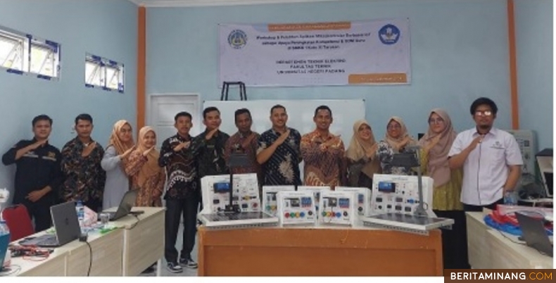 Tim dosen dari Tekik Elektro Universitas Negeri Padang foto bersama dengan guru-guru  SMKN 1 Koto XI Tarusan di sela-sela workshop bertajuk 