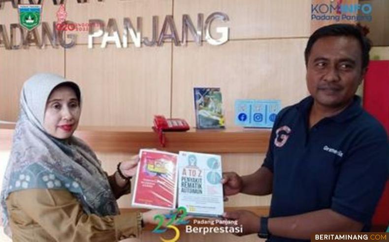 Manager Gramedia Store Cabang Kota Padang, Doni dan saat serahkan bantuan buku ke Kepala Bidang Perpustakaan, Dra. Hj. Tuti Abdul Rajab, M.M di Perpustakaan Kota Padang Panjang, Selasa (8/11/2022). Foto: Kominfo Padang Panjang