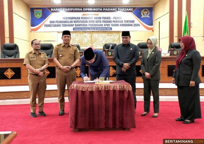 Pj Wako Padang Panjang sonny B Putra saksikan Ketua DPRD Kota Padang Panjang, Imral, SE teken APBD Perubahan 2024. Foto:Kominfo Padang Panjang