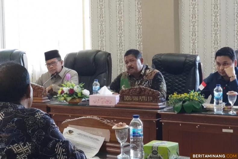 DPRD Pasbar Menggelar Rapat Gabungan Terkait Masalah Tambang Biji Besi