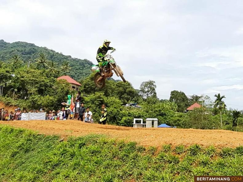 Salah seorang Crosser sedang beraksi dalam sesi latihan di Sirkuit Tanjuro Taeh Kabupaten 50 Kota, Minggu (27/9/2020). Foto: Humas KONI Sumbar