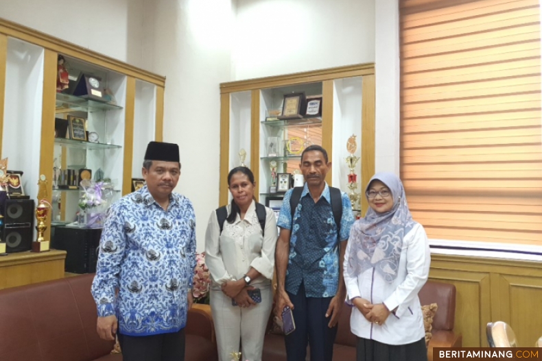 Dekan FBS dan Kaprodi Pendidikan S2 Pendidikan Bahasa Indonesia bersama mahasiswa internasional di Kampus FBS UNP Air Tawar Padang pada Selasa (1/10). Foto MR.