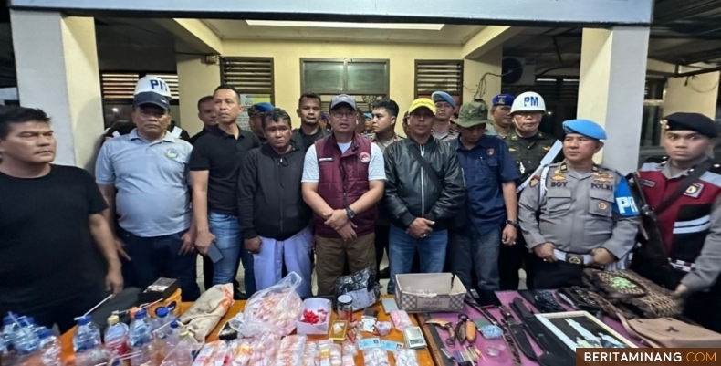 Dirresnarkoba Polda Sumbar, Kombes Pol Nico A Setiawan ketika memberikan keterangan usai penggeledahan beberapa tempat di kawasan Pasar Gaung Padang, Sabtu (9/11/2024).Foto: Humas Polda Sumbar