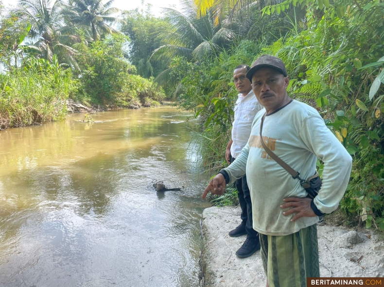 Anggota Pokmaswas aliran sungai Batang Tapakis Nagari Sintuak, Kecamatan Sintuak Toboh Gadang Kabupaten Padang Pariaman menunjuk tempat pelepasan Ikan Garing, Selasa (12/11/2024). Foto: Biro Adpim Sumbar