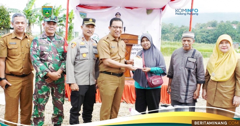 Penjabat (Pj) Wali Kota Sonny Budaya Putra, A.P., M.Si, ketika salurkan paket bantuan sarana produksi untuk Gerakan Tanam Cabai, Selasa (10/12/2024) di Hamparan Sigata, Kelurahan Ganting. Foto: Kominfo Padang Panjang