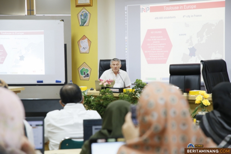 Prof. Maurice Fadel, Profesor INPT-ENSEEIHT-LAPLACE, University of Toulouse , France ketika berbicara di Gedung Dekanat Fakultas Teknik UNP untuk menjajaki studi doktoral (Ph.D) dan riset kolaborasi di Prancis, Selasa (10/12/2024). Foto: Humas UNP