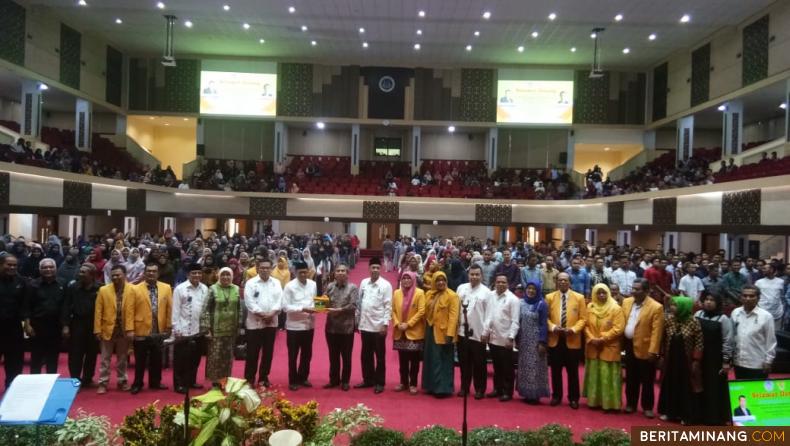 Duta Besar RI, Al Busyra Basnur, S.H., L.L.M. terima cinderamata dari Rektor UNP Prof Ganefri, Ph.D. Humas