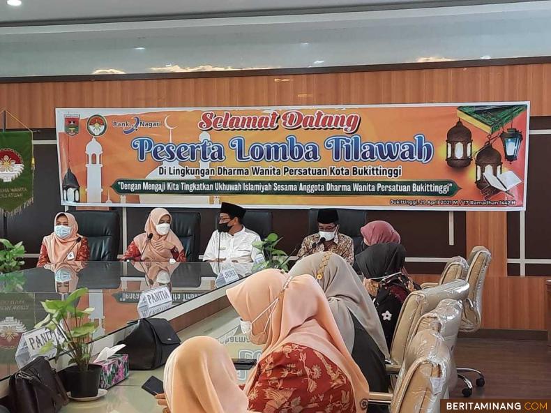 Dharma Wanita Persatuan (DWP) Kota Bukittinggi peringati Nuzul Quran 17 Ramadhan 1442 H, dengan menggelar Lomba Tahsin di lingkungan DWP Kota Bukittinggi, Kamis (29/04/2021).