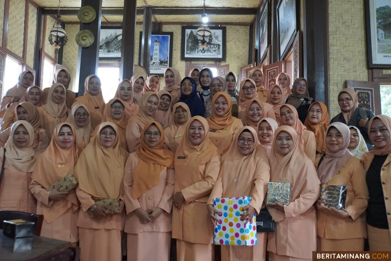 Suasana ketika Dharma Wanita Persatuan (DWP) se-Kota Padang Panjang menggelar pertemuan bulanan, yang kali ini digelar di Pusat Dokumentasi dan Informasi Kebudayaan Minangkabau (PDIKM) Kota Padang Panjang, Selasa (24/09/2024). Foto: Kominfo Padang Panjang