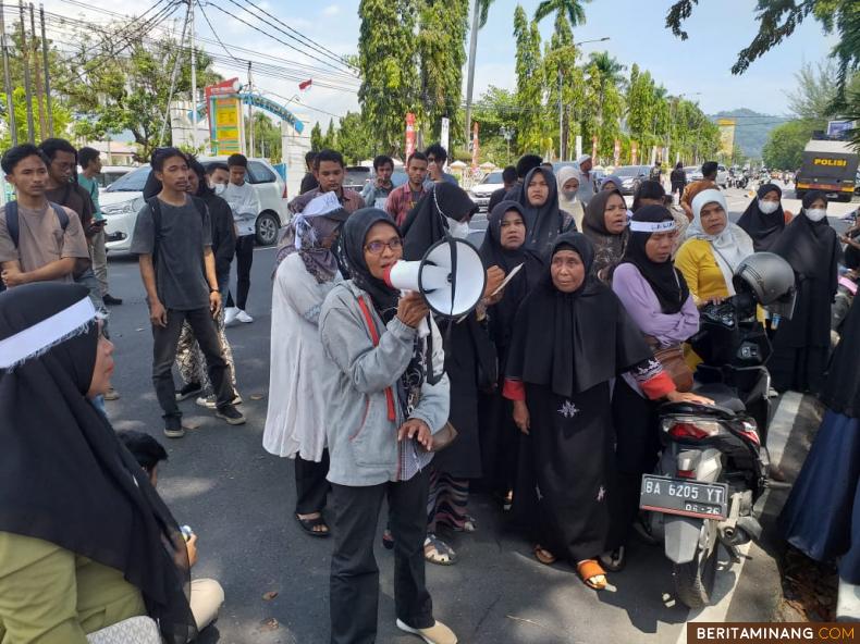 Para petani di Pasaman Barat saat menggelar demo meminta rekan-rekanya yang ditahan di Lapas Talu, segera dibebaskan. Foto: Dok. LBH Padang