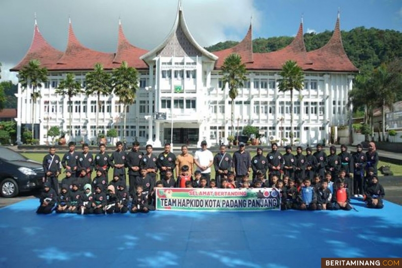 Penjabat (Pj) Wali Kota, Sonny Budaya Putra, AP, M.Si ketika melepas enam atlet Hapkido  mengikuti Kejuaran Nasional (Kejurnas) di Kota Semarang, 9-11 November 2024 mendatang, di halaman Balai Kota Padang Panjang, Ahad (3/11/2024). Foto: Kominfo Padang Panjang