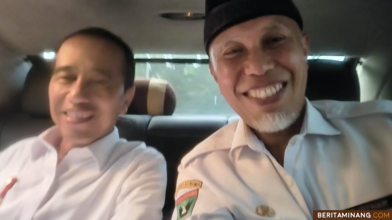 Gubernur Mahyeldi selfie dengan Presiden Jokowi di dalam mobil RI 1 saat presiden kunjungi Sumbar beberapa waktu lalu. Foto: Dok. Adpim Sumbar