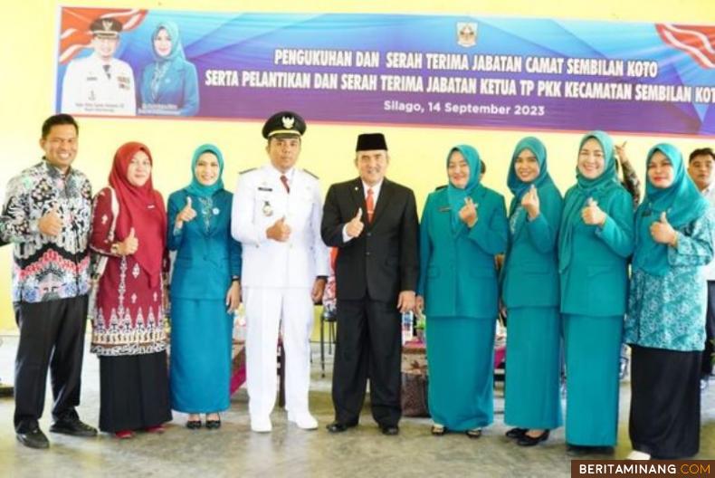 Sekda Dharmasraya, Adlisman foto bersama usai mengukuhkan Camat Sembilan Koto dari Desmil kepada Fajar Robie Yunika di  Aula Kantor Camat Sembilan Koto, Silago, Kamis (14/09/23). Foto: Kominfo Dharmasraya