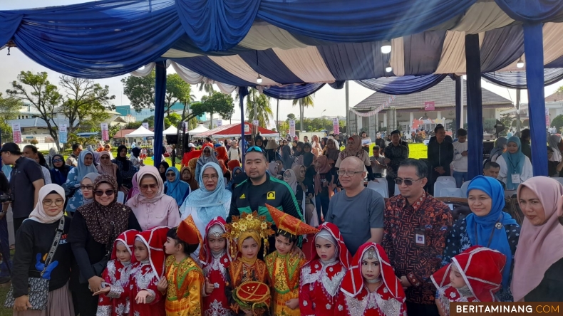 Wagub Sumbar Audy Joinaldy foto bersama dengan anak-anak pada acara pembukaan Festival Anak Sumbar 2023 di halaman Istana Gubernur Sumatera Barat Sabtu pagi (18/11/2023). Foto: Rokcalva