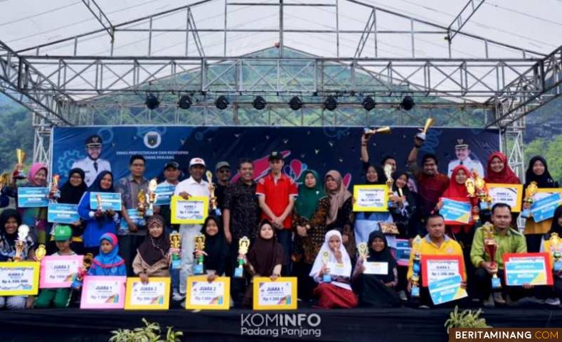 Para pemenang lomba Festival Literasi foto bersama.