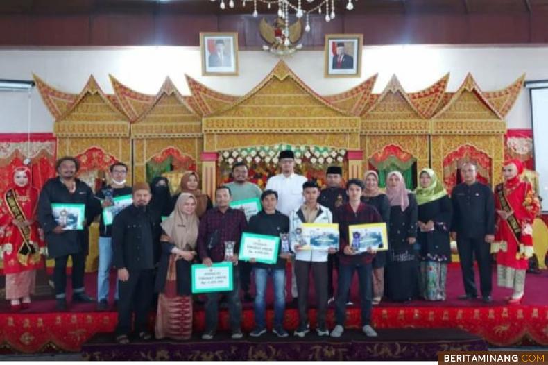 Inilah para pemenang Bukittinggi Photography Competition 2022 bersama Wako Erman Safar dan Kadis.Parpora Bukittinggi. Foto : Dok Kominfo Bkt