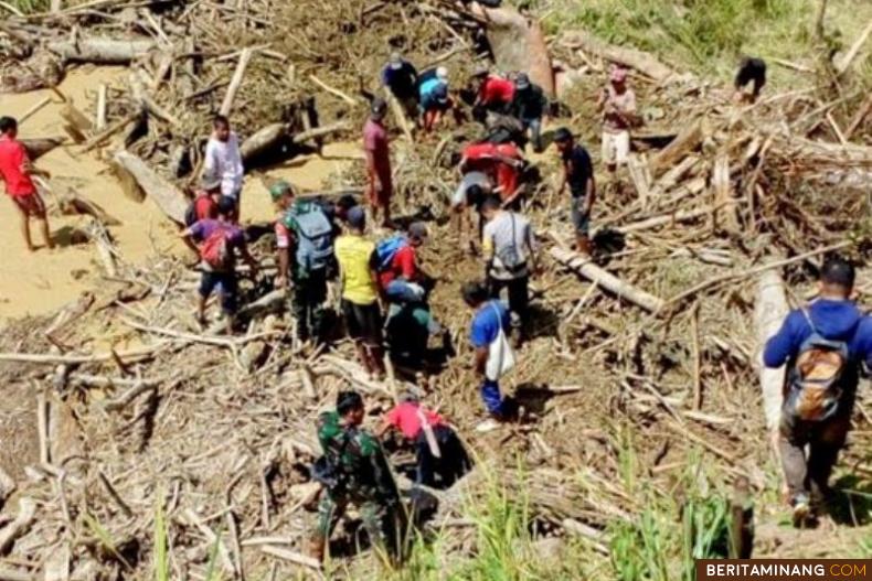 Tim penyelamat gabungan sedang melakukan pencarian. Foto bdi