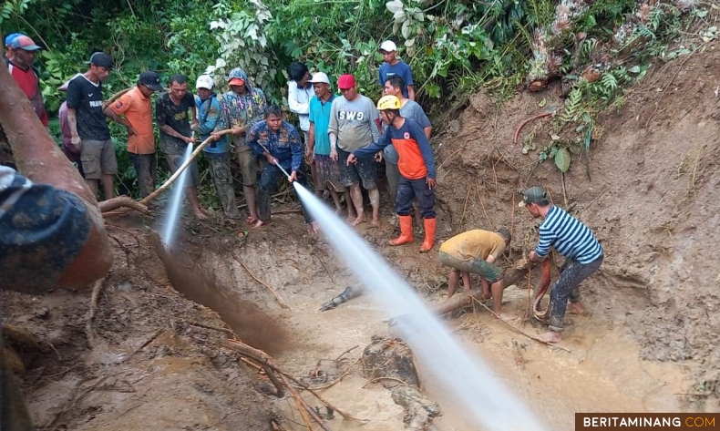 Tim Penyelamat dibantu warga saat evakuasi warga yang tertimbun material tanah longsor dan pohon tumbang di Baso, Kabupaten Agam, Senin (18/12/2023). Foto: BPBD Kabupaten Agam