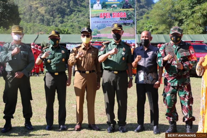 Gubernur Bersama Bupati Safaruddin Hadiri Apel Kesiapsiagaan Penanggulangan Bencana Karhutla di Lapangan Torang Sari Bulan, Jorong Buluh Kasok, Nagari Sarilamak, Kecamatan Harau, Kabupaten Lima Puluh Kota, Senin (28/6/2021).