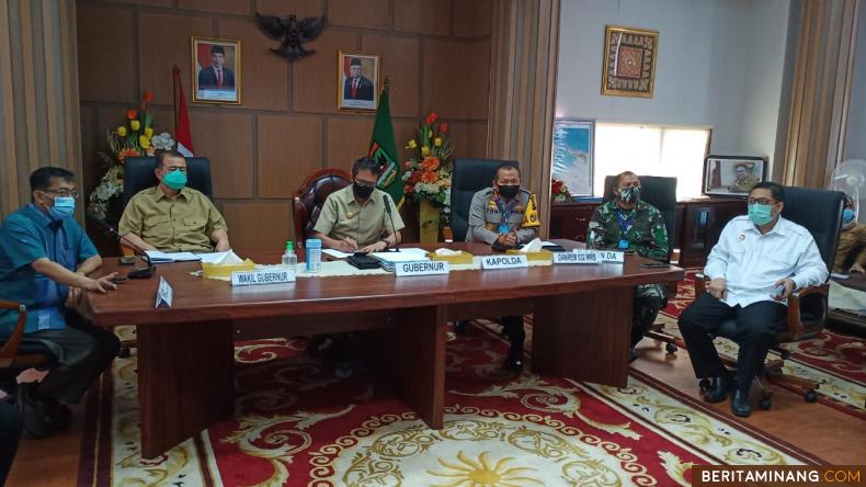 Gubernur dan wakil gubernur bersama Forkopimda vidcon dengan kabupaten/kota. (Foto Humas Sumbar)