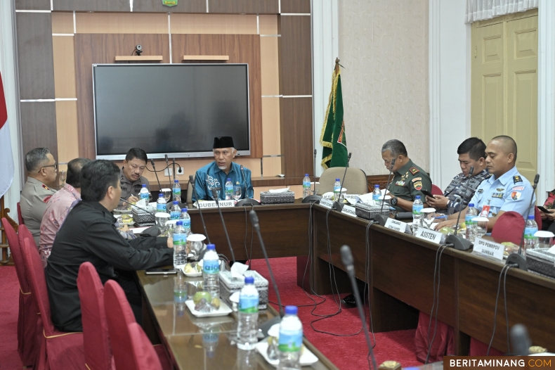 Gubernur Mahyeldi saat Diskusi Grup Terpumpun Forkopimda Istana Gubernuran, Kamis (9/11/2023). Foto: Adpim Sumbar