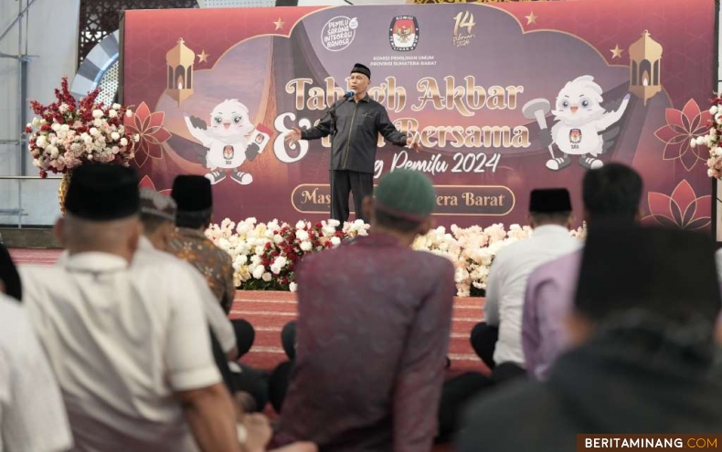 Gubernur Sumatera Barat (Sumbar), Mahyeldi Ansharullah saat hadiri  Tabligh Akbar dan Doa Bersama menjelang Pemilu Serentak 2024 di Masjid Raya Sumbar, Kamis (8/2/2024). Foto: Adpim Sumbar