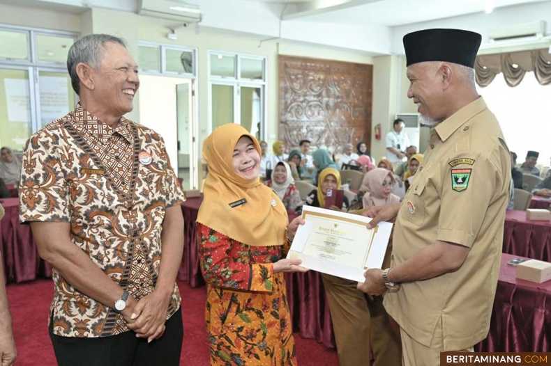 Gubernur Mahyeldi saat Pelepasan Tugas dan Penyerahan Penghargaan dari Gubernur Sumatera Barat bagi PNS yang telah mengabdi hingga Batas Usia Pensiun (Periode Juli-Desember 2024) di Lantai III Kantor Bappeda Sumbar, Senin (25/11/2024). Foto; Biro Adpim Sumbar