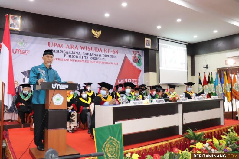 Gubernur Sumatera Barat (Sumbar), Mahyeldi Ansharullah saat menghadiri Wisuda ke-8 Pasca Sarjana, Sarjana, dan Diploma periode I tahun 2020/2021 Univesitas Muhammadiyah Sumatera Barat (UMSB), di Padang, Sabtu, (19/6/2021).