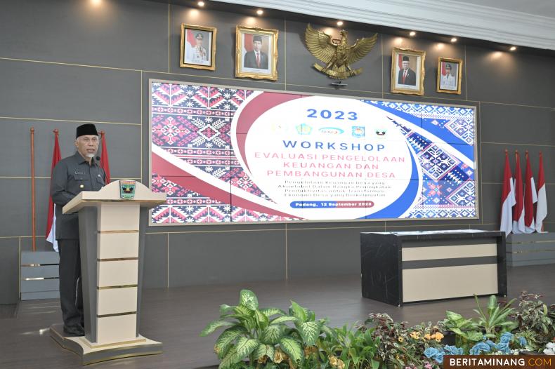 Gubernur Mahyeldi saat membuka acara Workshop Evaluasi Pengelolaan Keuangan dan Pembangunan Desa Tingkat Regional se Provinsi Sumbar di Auditorium Gubernuran, Selasa (12/9/2023). Foto: Adpim Sumbar