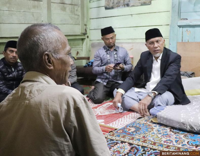 Gubernur Mahyeldi Ansharullah bersama Tim Safari Ramadan Pemerintah Provinsi Sumatra Barat singgah sahur ke rumah keluarga A. Hariyanto di Air Keruh, Desa Durian II, Kec. Baringin, Kota Sawahlunto.