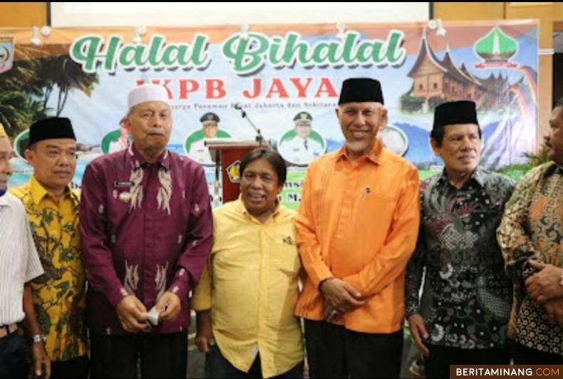 Gubernur Sumbar Mahyedi dan Bupati Pasbar Hamsuardi saat hadiri halalbihalal keluarga Pasbar Jakarta Raya.