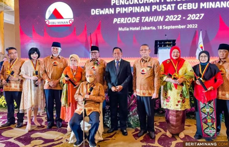 Mendagri Tito Kanavian, Gubernur Sumbar Mahyeldi foto bersama Pengurus Dewan Pusat Gebu Minang usai pelantikan, Minggu (18/9/2022). Foto: Kominfotik Sumbar