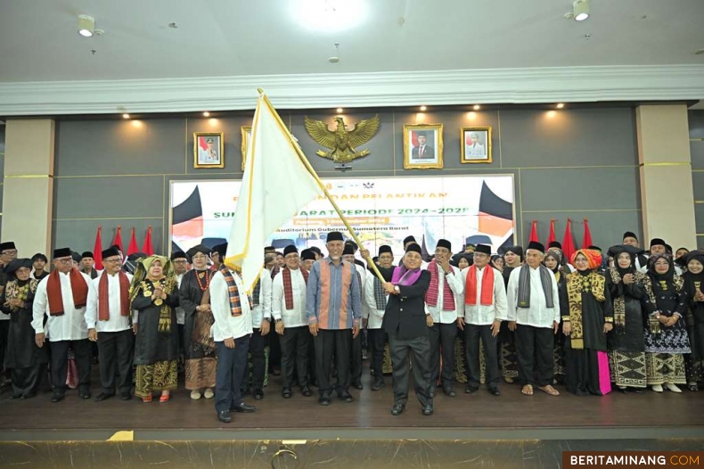 Gubernur Mahyeldi saat melantik dan mengukuhkan Pengurus Perkumpulan Solok Saiyo Sakato (S3) periode 2024-2028 di Auditorium Gubernuran, Minggu (01/12/2024). Foto: Biro Adpim Sumbar