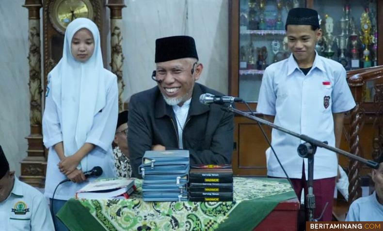 Gubernur Sumbar Mahyeldi bertausiah di hadapan anak-anak sekolah peserta pesantren Ramadan di Masjid Al Hidayah, Dadok Tunggul Hitam, Kota Padang, Minggu (02/04/2024). Foto: Adpim Sumbar