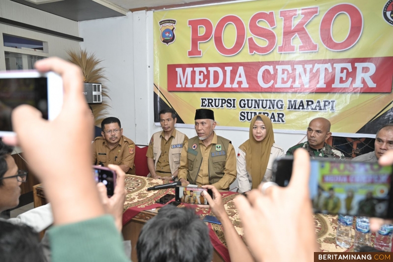 Gubernur Sumatera Barat, Mahyeldi Ansharullah saat meninjau proses evakuasi korban erupsi Gunung Marapi dari Posko Erupsi Batu Palano di Kabupaten Agam, Senin (4/12/2023). Foto: Adpim Sumbar