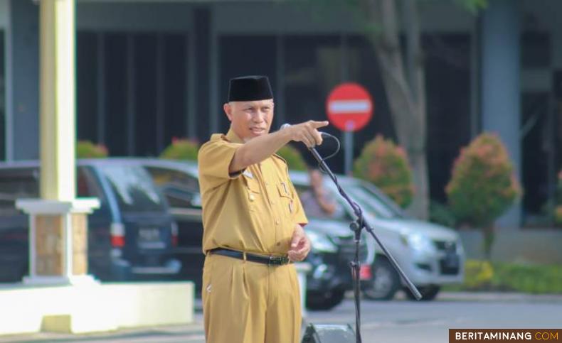 Gubernur Sumatera Barat Mahyeldi dalam arahan pada acara apel pagi perdana ASN beserta seluruh Pegawai di lingkungan Pemerintah Prov Sumbar, pasca libur Idul Fitri 1443/H di halaman kantor Gubernur.