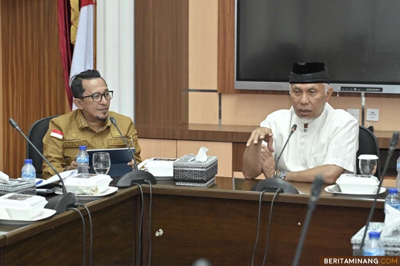 Gubernur Mahyeldi saat menerima kunjungan Bupati Tanah Datar di Istana Gubernur Sumbar, Senin (22/01/2023). Foto: Adpim Sumbar