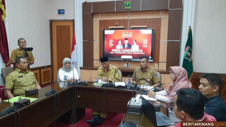 Gubernur Sumbar Mahyeldi saat jumpa pers dengan wartawan di Istana Gubernur, Senin (4/9/2023) menyangkut Minangkabau Halal Festival 2023 yang digelar di Kampus UNP selama tiga hari, 8-10 September 2023 mendatang. Foto: Rokcalva