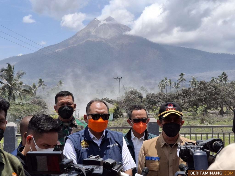 Kepala BNPB Letjen TNI Dr. Suharyanto, S.Sos., M.M (Kemeja dan Rompi Cokelat) saat berada di Pos Pemantauan Gunungapi Lewotobi Laki-Laki di Kabupaten Flores Timur, Nusa Tenggara Timur pada Rabu (6/11/2024). Foto: Humas BNPB