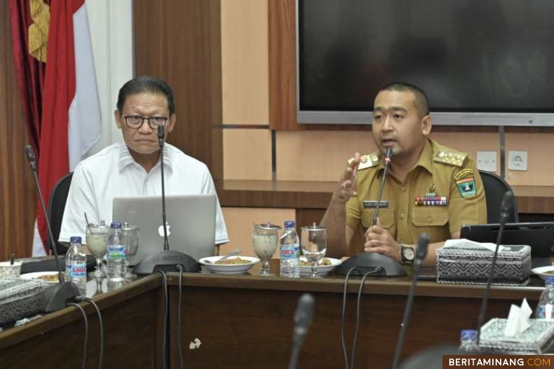 Plt Gubernur Sumbar, Audy Joinaldy saat menggelar rapat mendadak dengan BNPB dan instansi terkait di Istana Gubernuran, Kamis (7/11/2024). Foto: Biro Adpim Sumbar