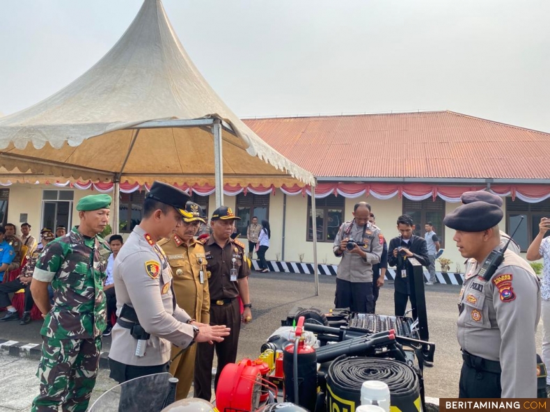 Kapolres Solsel AKBP Arief Mukti Surya Adhi Sabhara didampingi Bupati H. Khairunas, Kajari Solok Selatan Slamet Jaka Mulyana, Danramil Sangir Kapt Inf Amriade Komandan Kompi 3 Danyon C Pelopor Brimob Polda Sumbar Iptu Hilman saat melakukan pemeriksaan pasukan dan peralatan saat apel kegiatan gelar pasukan Operasi Mantab Brata di Mapolres Solok Selatan, Selasa (17/10/2023). Foto Humas Polres Solsel