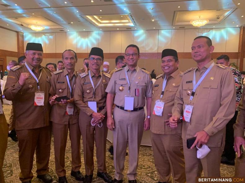 Bupati Lima Puluh Kota Safaruddin Bersama Kepala daerah lain di Istana Negara. Foto : Dok Kominfo Payakumbuh