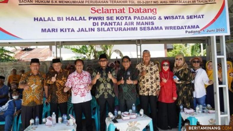 Wako Padang Hendri Septa bersama  Pengurus PWRI Kota Padang.