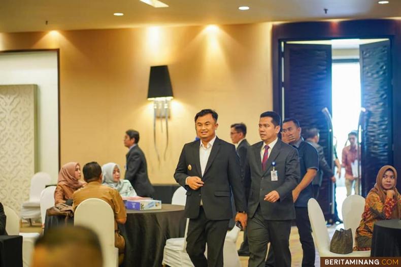 Bupati Dharmasraya, Sutan Riska Tuanku Kerajaan saat menghadiri Rapat Umum Pemegang Saham (RUPS) Bank Nagari Tahun Buku 2022, di Hotel Mercure, Padang, Rabu (05/04/2023). Foto: Kominfo Dharmasraya