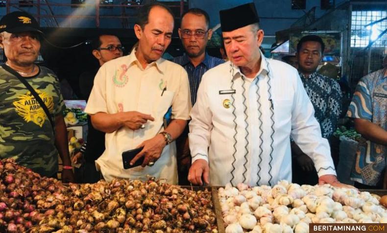 Wagub Nasrul Abit saat tinjau harga bawang putih di Pasar Raya Padang. Foto Humas Sumbar