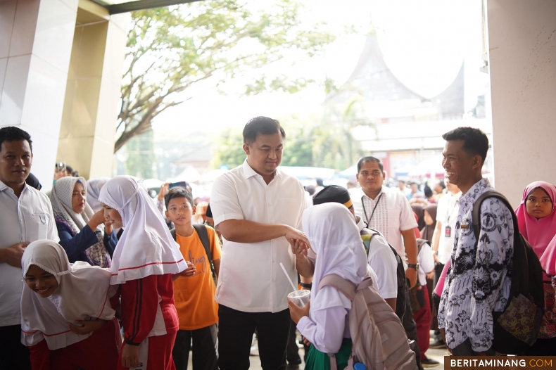 Bupati Dharmasraya, Sutan Riska Tuanku Kerajaan saat menghadiri Peringatan Hari Anak Nasional tingkat Kabupaten Dharmasraya tahun 2024 di Auditorium Kantor Bupati Dharmasraya, pada hari Rabu, (31/07/24). Foto: Kominfo Dharnasraya