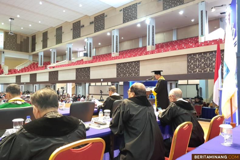 Rektor Prof. Ganefri, Ph.D. menyampaikan sambutan pada Rapat Senat Terbuka Pengukuhan Guru Besar pada Senin (17/7) bertempat di Auditorium Kampus UNP Air Tawar Padang. Foto ET.