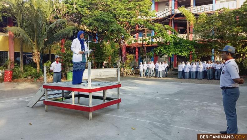 Seorang dokter tengah jadi inspektur upacara Hari Kanker Sedunia di sebuah sekolah di Padang. Foto Humas Sumbar